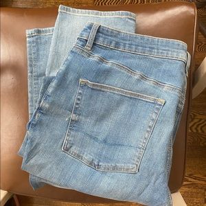 ASOS Men Straight Leg Stretch Comfort Fit 5-pocket Denim Jeans. Blue wash.